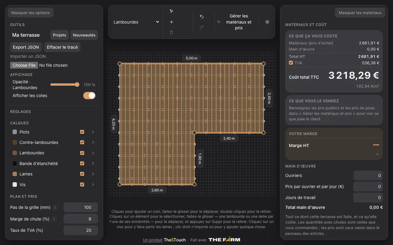 L'éditeur de Terrace Creator sur l'exemple d'une terrasse en L : le contour coté sur la grille, avec les plots, les lambourdes et les lames dessinés, les réglages à gauche et le coût des matériaux à droite.